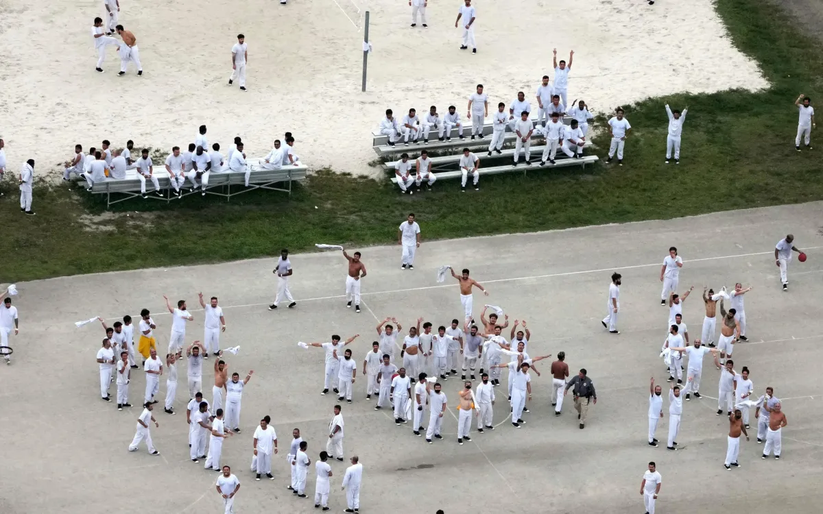 Các tù nhân tại Trung tâm Giam giữ Krome của Cơ quan Thực thi Di trú và Hải quan Hoa Kỳ, tại Miami, ngày 4/7/2025. (Ảnh: AP)