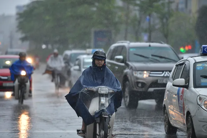 Chiều tối nay, v&ugrave;ng n&uacute;i Bắc Bộ mưa d&ocirc;ng, c&oacute; nơi tr&ecirc;n 70mm  - Ảnh 1.