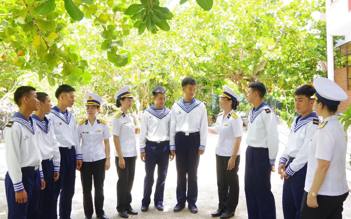 Nữ quân nhân Học viện Hải quân tâm sự cùng chiến sĩ đảo Song Tử Tây.