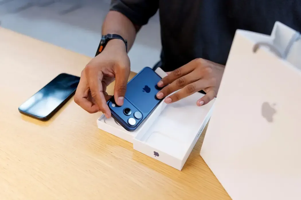 Apple ph&aacute;t t&iacute;n hiệu tăng gi&aacute;: Người d&ugrave;ng sắp phải trả nhiều tiền hơn cho iPhone v&agrave; MacBook?- Ảnh 1.