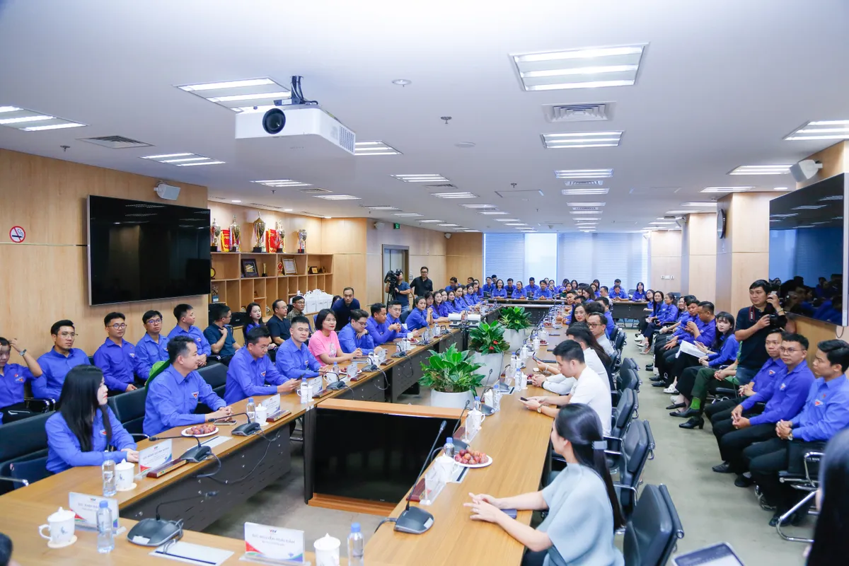 Đo&agrave;n đại biểu dự Đại hội Đo&agrave;n to&agrave;n quốc lần thứ XIII đến thăm Đ&agrave;i THVN  - Ảnh 1.