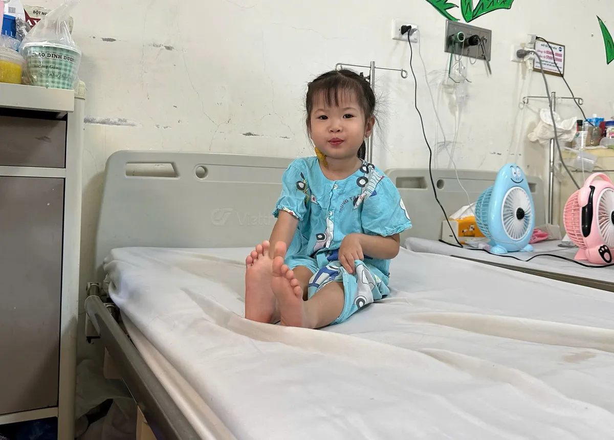 Niềm vui ng&agrave;y xuất viện của bệnh nhi 3 tuổi mắc tim bẩm sinh - Ảnh 1.