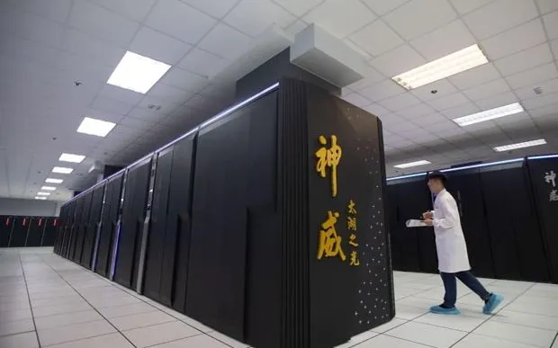 Nhân viên kiểm tra siêu máy tính tại Trung tâm Siêu máy tính Quốc gia ở Vô Tích, Trung Quốc. (Ảnh: China News Service/Getty Images)