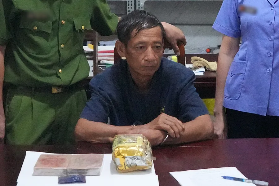 Bắt đối tượng mua b&aacute;n ma t&uacute;y, thu giữ 2 b&aacute;nh heroin c&ugrave;ng lượng lớn ma t&uacute;y tổng hợp- Ảnh 1.