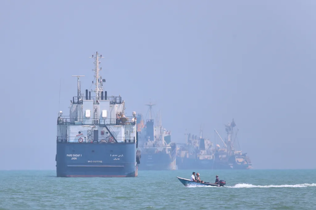 Oman v&agrave; Iran tiếp tục đ&agrave;m ph&aacute;n về quản l&yacute; tại eo biển Hormuz - Ảnh 1.