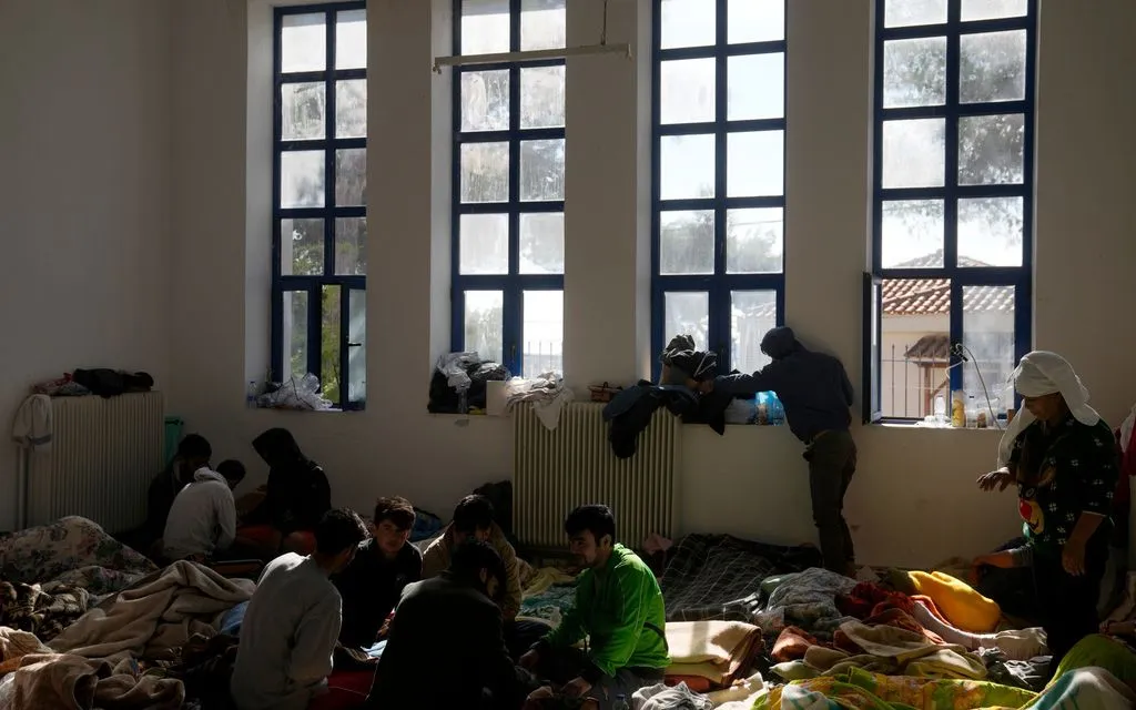 Người di cư, hầu hết đến từ Afghanistan, tại một trường học cũ được sử dụng làm nơi trú ẩn tạm thời trên đảo Kythira, miền Nam Hy Lạp, ngày 7/10/2022 (Ảnh: AP)