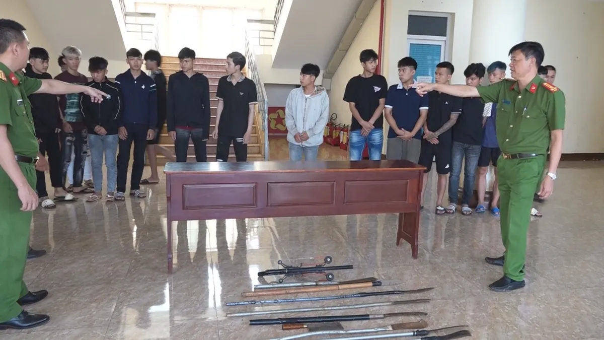 Bắt 9 đối tượng mang dao rựa, nỏ bắn đạn bi hỗn chiến khiến 2 người nhập viện cấp cứu- Ảnh 1.
