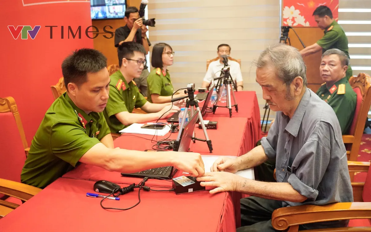 Hoạt động thu nhận mẫu sinh phẩm ADN đối với thân nhân liệt sĩ trên địa bàn TP Hà Nội. (Ảnh: Phùng Anh)