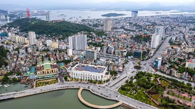 Quảng Ninh phấn đấu trở th&agrave;nh trung t&acirc;m dịch vụ, du lịch quốc tế- Ảnh 1.