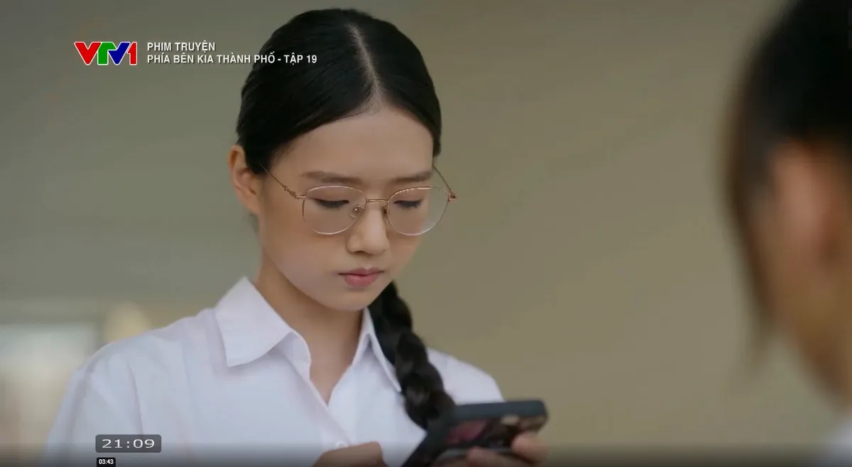 Ph&iacute;a b&ecirc;n kia th&agrave;nh phố - Tập 19: Lan gi&aacute;n tiếp khiến Khu&ecirc; gặp nguy hiểm t&iacute;nh mạng, Cương đối mặt v&ograve;ng lao l&yacute; - Ảnh 2.