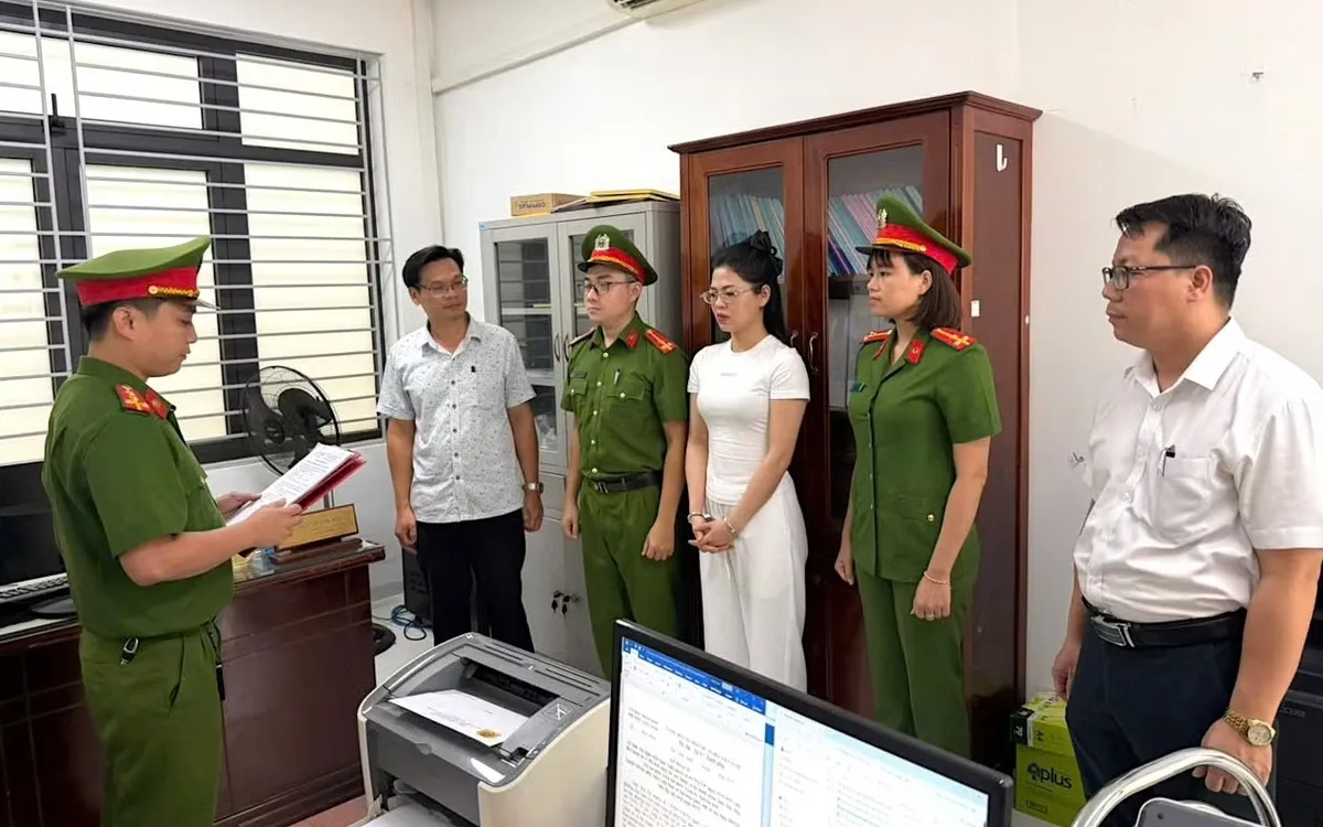 Cơ quan CSĐT Công an TP Đà Nẵng tống đạt quyết định khởi tố bị can đối với Phạm Thị Mỹ Tuyết.