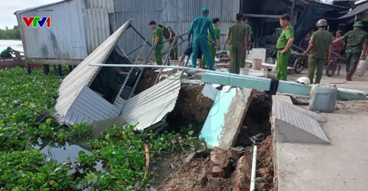 An Giang: Sạt lở l&agrave;m sập 3 căn nh&agrave; xuống s&ocirc;ng- Ảnh 1.