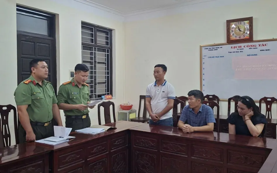 Cơ quan An ninh điều tra tống đạt quyết định đối với Lưu Văn Phong, Đặng Văn Thư và Nguyễn Thị Phúc. Ảnh: Công an Nghệ An