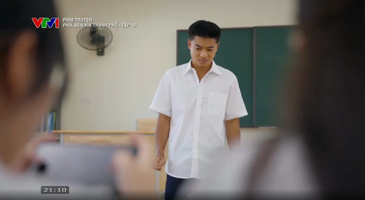Ph&iacute;a b&ecirc;n kia th&agrave;nh phố - Tập 19: Lan gi&aacute;n tiếp khiến Khu&ecirc; gặp nguy hiểm t&iacute;nh mạng, Cương đối mặt v&ograve;ng lao l&yacute; - Ảnh 3.
