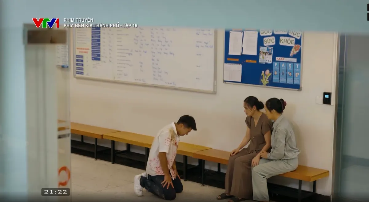 Ph&iacute;a b&ecirc;n kia th&agrave;nh phố - Tập 19: Lan gi&aacute;n tiếp khiến Khu&ecirc; gặp nguy hiểm t&iacute;nh mạng, Cương đối mặt v&ograve;ng lao l&yacute; - Ảnh 9.