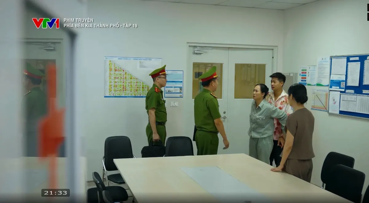 Ph&iacute;a b&ecirc;n kia th&agrave;nh phố - Tập 19: Lan gi&aacute;n tiếp khiến Khu&ecirc; gặp nguy hiểm t&iacute;nh mạng, Cương đối mặt v&ograve;ng lao l&yacute; - Ảnh 11.