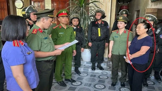 Khởi tố người phụ nữ cầm đầu nh&oacute;m dựng l&aacute;n, chặn đường v&agrave;o mỏ đất ở Nghệ An- Ảnh 1.