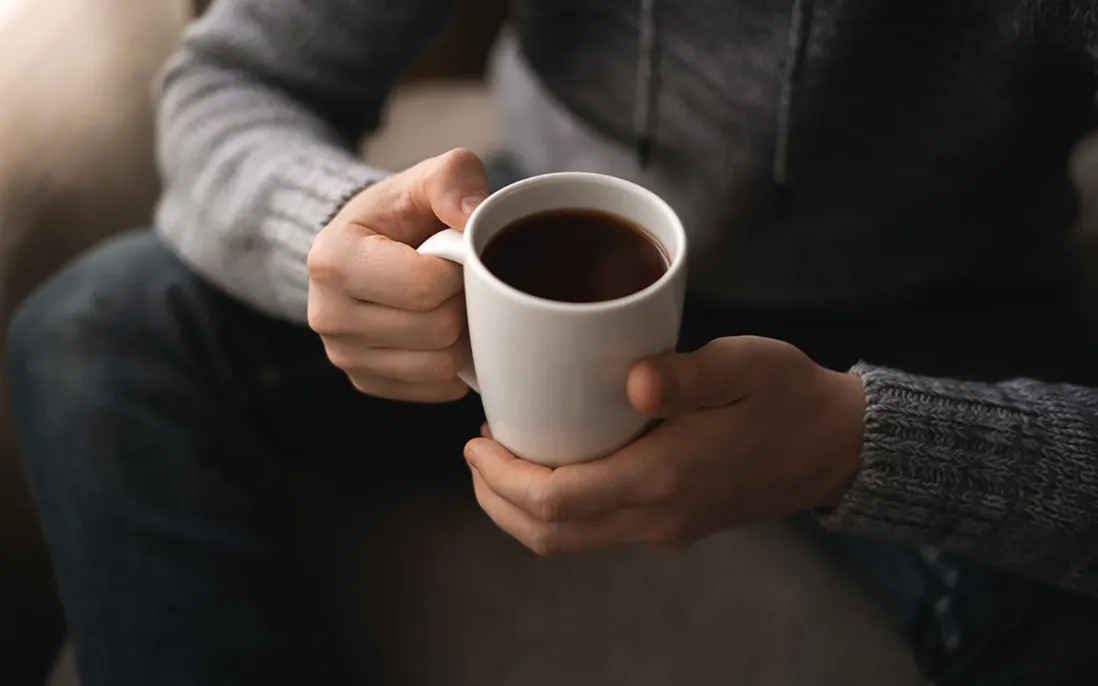 Kh&ocirc;ng n&ecirc;n uống c&agrave; ph&ecirc; ngay sau khi thức dậy, chuy&ecirc;n gia chỉ ra thời điểm v&agrave;ng để thưởng thức- Ảnh 1.