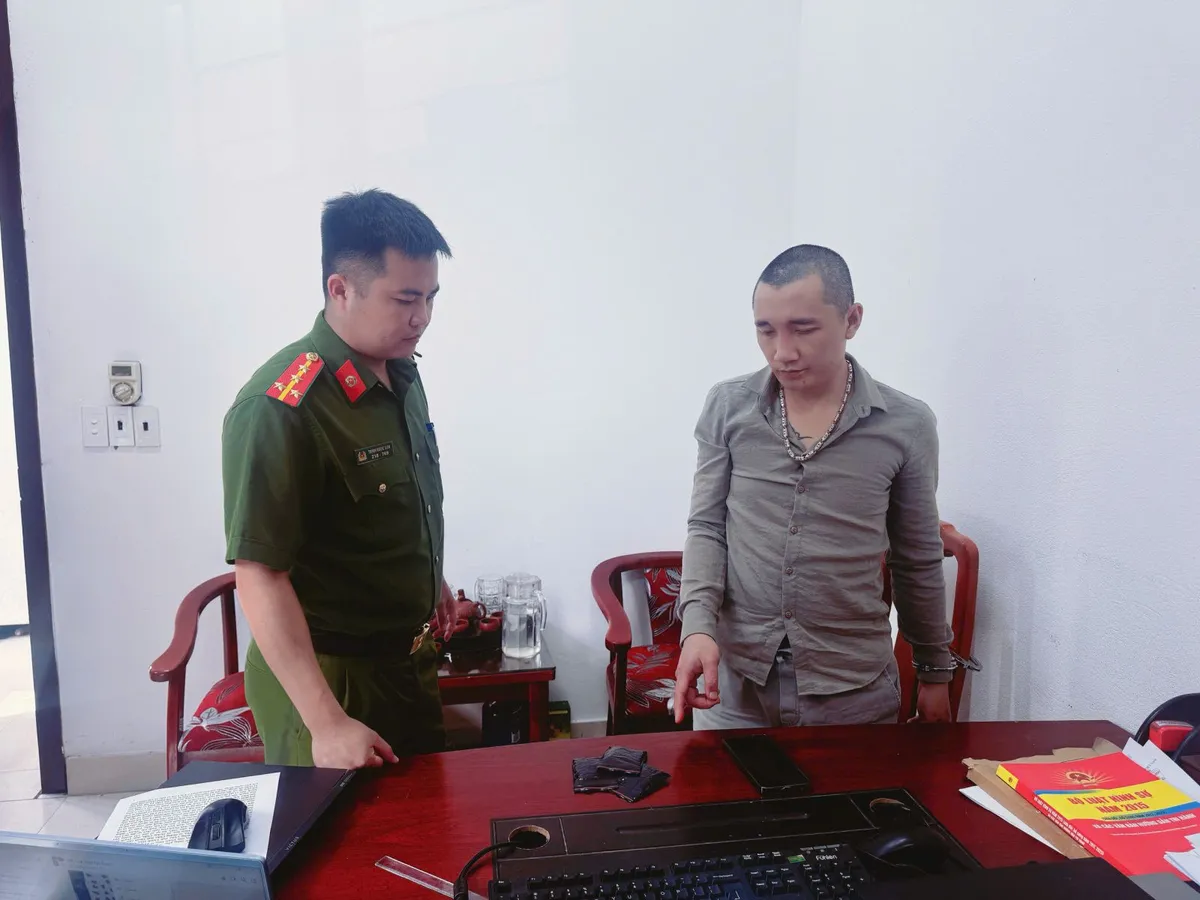 Thanh H&oacute;a: Tạm giữ h&igrave;nh sự 2 đối tượng t&agrave;ng trữ gần 5.000 vi&ecirc;n ma t&uacute;y- Ảnh 1.