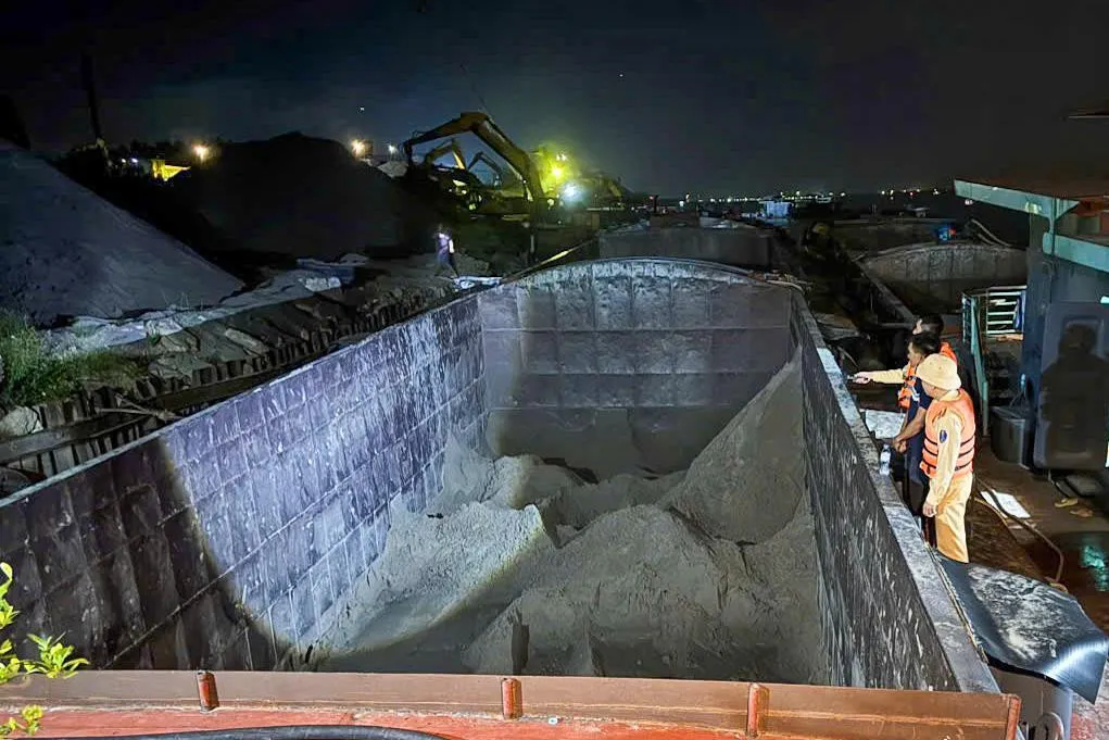 Bắt quả tang 2 bến c&aacute;t kh&ocirc;ng ph&eacute;p hoạt động ban đ&ecirc;m tr&ecirc;n s&ocirc;ng Hồng, xử phạt 86 triệu đồng- Ảnh 1.