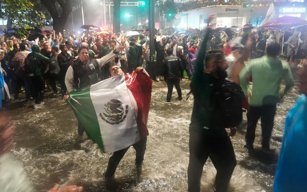 Người hâm mộ ăn mừng sau khi Mexico đánh bại Czech trong trận đấu bóng đá thuộc bảng A World Cup tại thành phố Mexico, ngày 24/6/2026 (Ảnh AP)