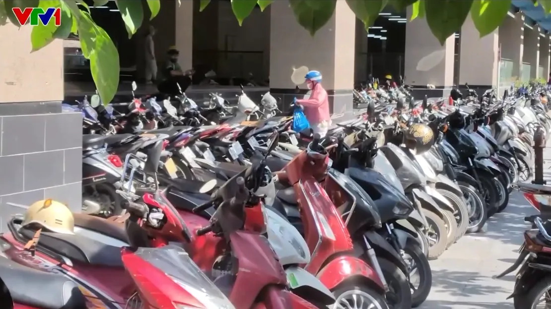B&atilde;i tr&ocirc;ng giữ xe tr&aacute;i ph&eacute;p quanh ga t&agrave;u điện C&aacute;t Linh lấn chiếm vỉa h&egrave; H&agrave; Nội - Ảnh 1.