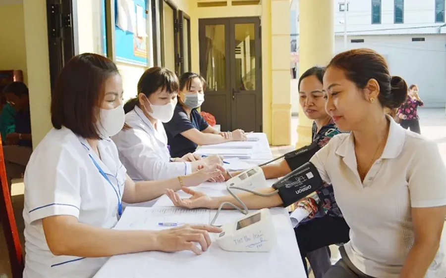 Người mắc bệnh d&agrave;i ng&agrave;y được hưởng chế độ ốm đau theo ng&agrave;y l&agrave;m việc- Ảnh 1.