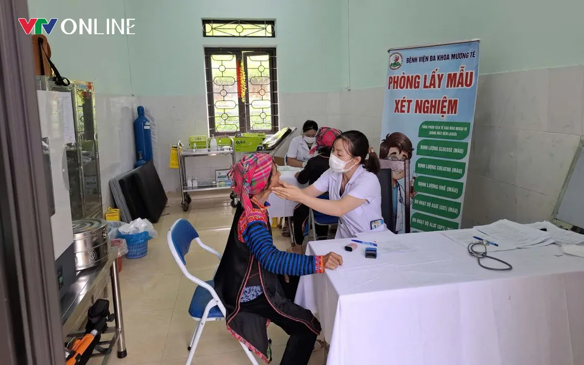 Trẻ em được khám sàng lọc trong chương trình khám sức khỏe miễn phí tại xã Mù Cả. Ảnh: Nguyễn Quân