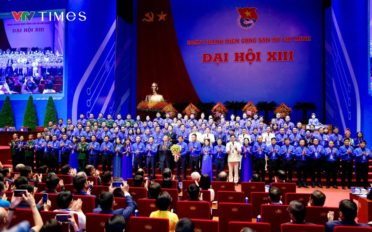 Tổng Bí thư, Chủ tịch nước Tô Lâm tặng hoa chúc mừng Ban Chấp hành Trung ương Đoàn khóa XIII. Ảnh: Việt Linh