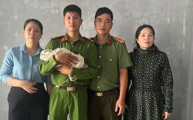 Bé sơ sinh được lực lượng công an và các đơn vị chăm sóc. Ảnh: Công an Tân Mỹ
