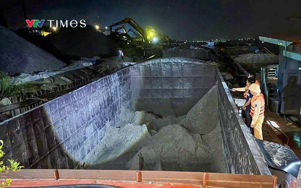 Bến vật liệu không phép hoạt động trong đêm 24/6 bị lực lượng chức năng phát hiện.