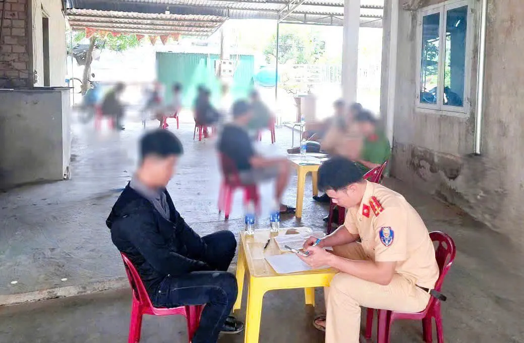 Bắt quả tang 3 t&agrave;u h&uacute;t c&aacute;t tr&aacute;i ph&eacute;p tr&ecirc;n s&ocirc;ng Đồng Nai - Ảnh 2.
