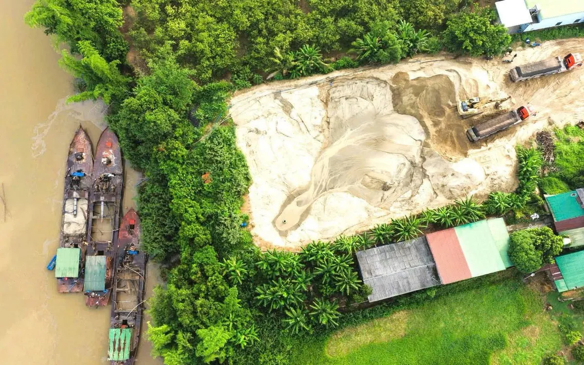 Hàng trăm mét khối cát cùng 3 phương tiện và 8 đối tượng liên quan đã bị tạm giữ để phục vụ điều tra.
