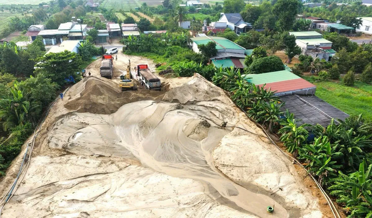 Bắt quả tang 3 t&agrave;u h&uacute;t c&aacute;t tr&aacute;i ph&eacute;p tr&ecirc;n s&ocirc;ng Đồng Nai - Ảnh 1.