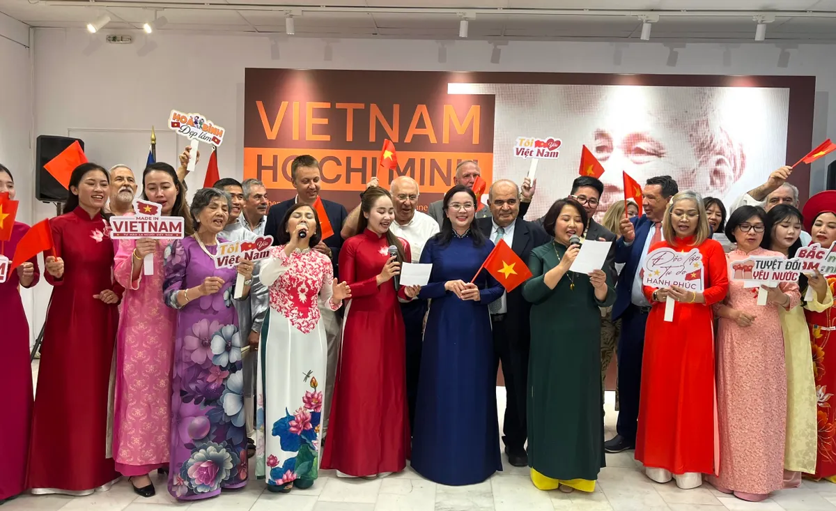 Trưng b&agrave;y triển l&atilde;m về Chủ tịch Hồ Ch&iacute; Minh v&agrave; Ng&agrave;y Văn h&oacute;a Việt Nam tại Hy Lạp - Ảnh 4.