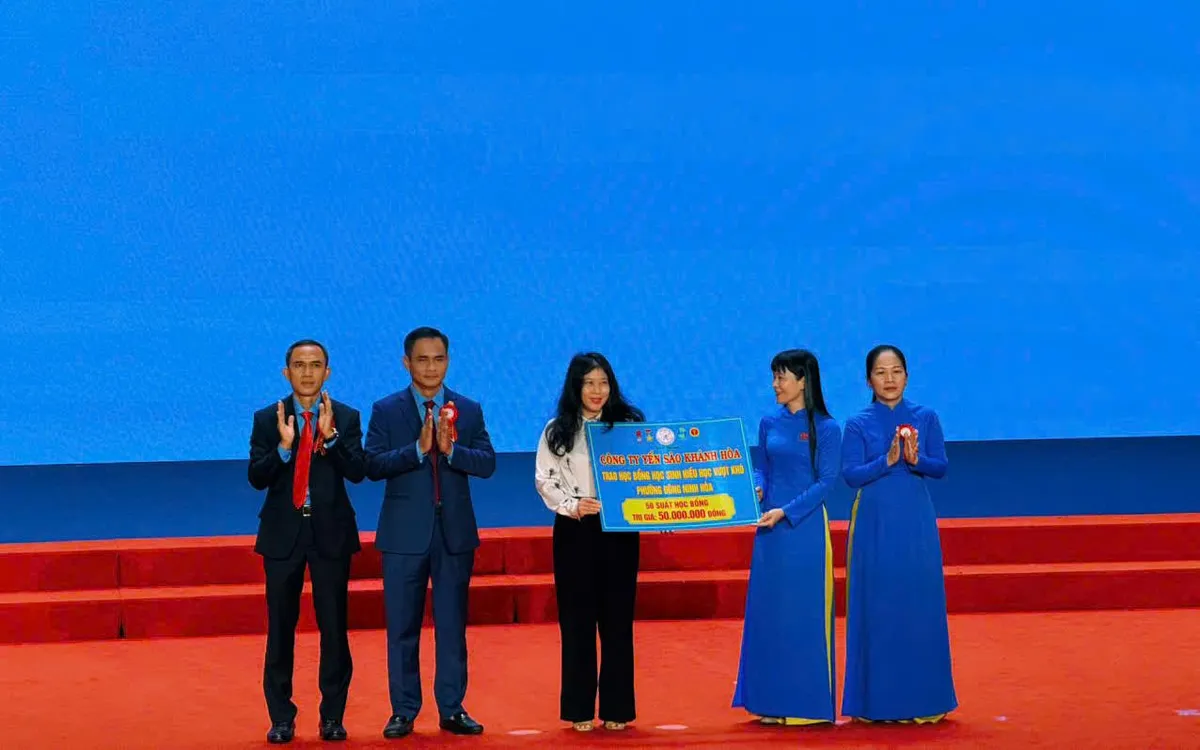 Công ty Yến sào Khánh Hòa đã trao 50 suất học bổng với tổng trị giá 50 triệu đồng cho các em học sinh có hoàn cảnh khó khăn tại phường Đông Ninh Hòa. Ảnh: Đặng Hiếu