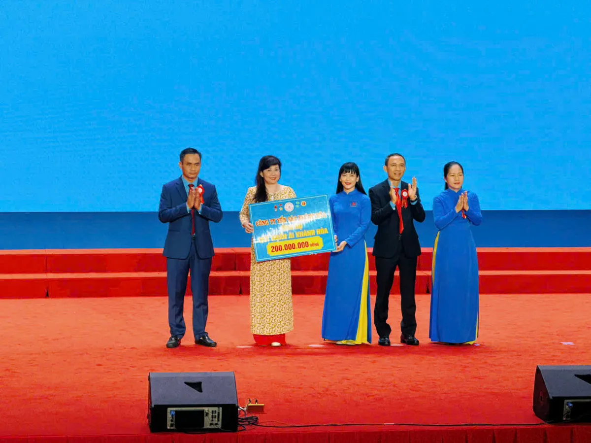 Tiếp sức cho học sinh ngh&egrave;o vượt kh&oacute; Kh&aacute;nh H&ograve;a - Ảnh 1.