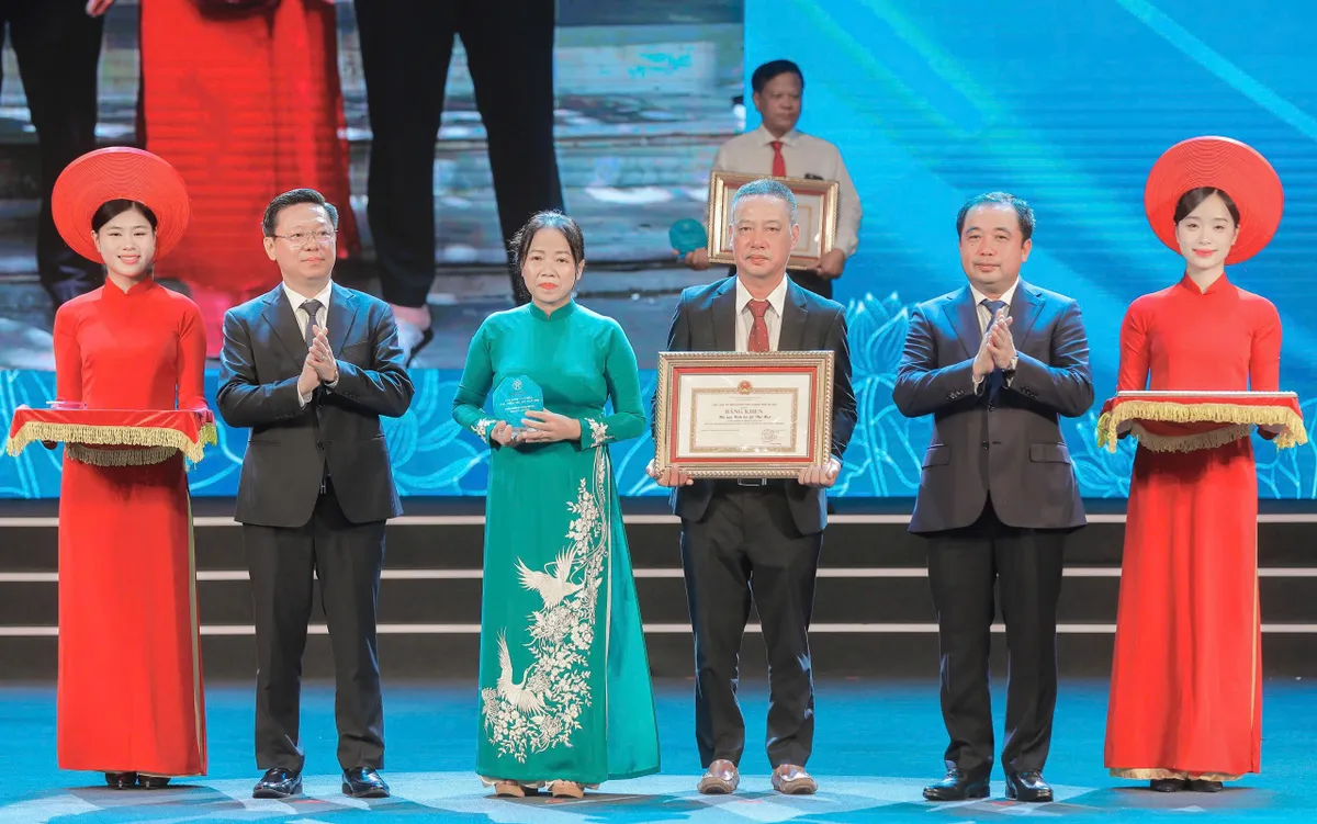 B&iacute; thư Th&agrave;nh ủy H&agrave; Nội: Mỗi gia đ&igrave;nh văn h&oacute;a l&agrave; một &ldquo;tế b&agrave;o l&agrave;nh mạnh&rdquo; của x&atilde; hội - Ảnh 3.