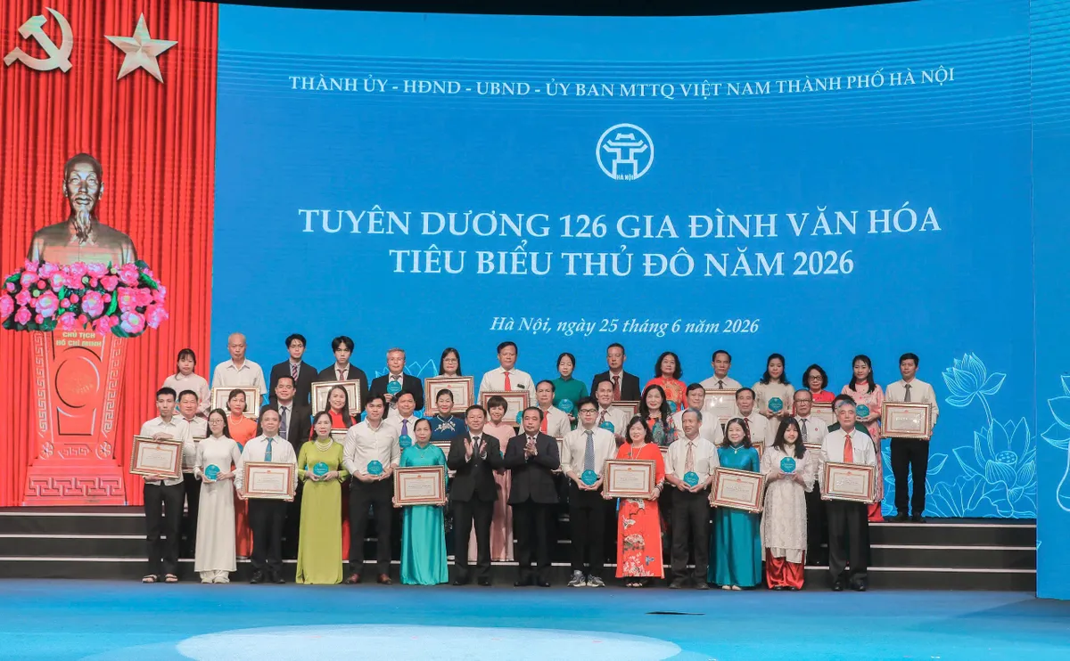B&iacute; thư Th&agrave;nh ủy H&agrave; Nội: Mỗi gia đ&igrave;nh văn h&oacute;a l&agrave; một &ldquo;tế b&agrave;o l&agrave;nh mạnh&rdquo; của x&atilde; hội - Ảnh 4.