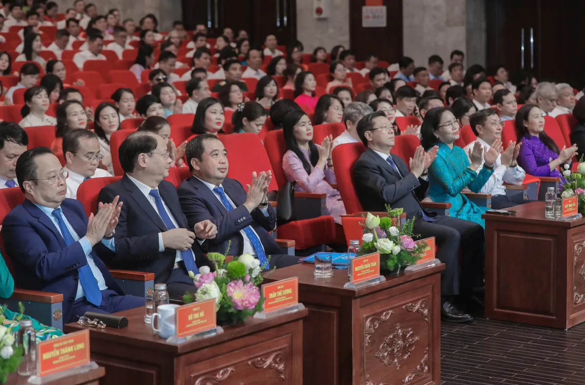 B&iacute; thư Th&agrave;nh ủy H&agrave; Nội: Mỗi gia đ&igrave;nh văn h&oacute;a l&agrave; một &ldquo;tế b&agrave;o l&agrave;nh mạnh&rdquo; của x&atilde; hội - Ảnh 2.