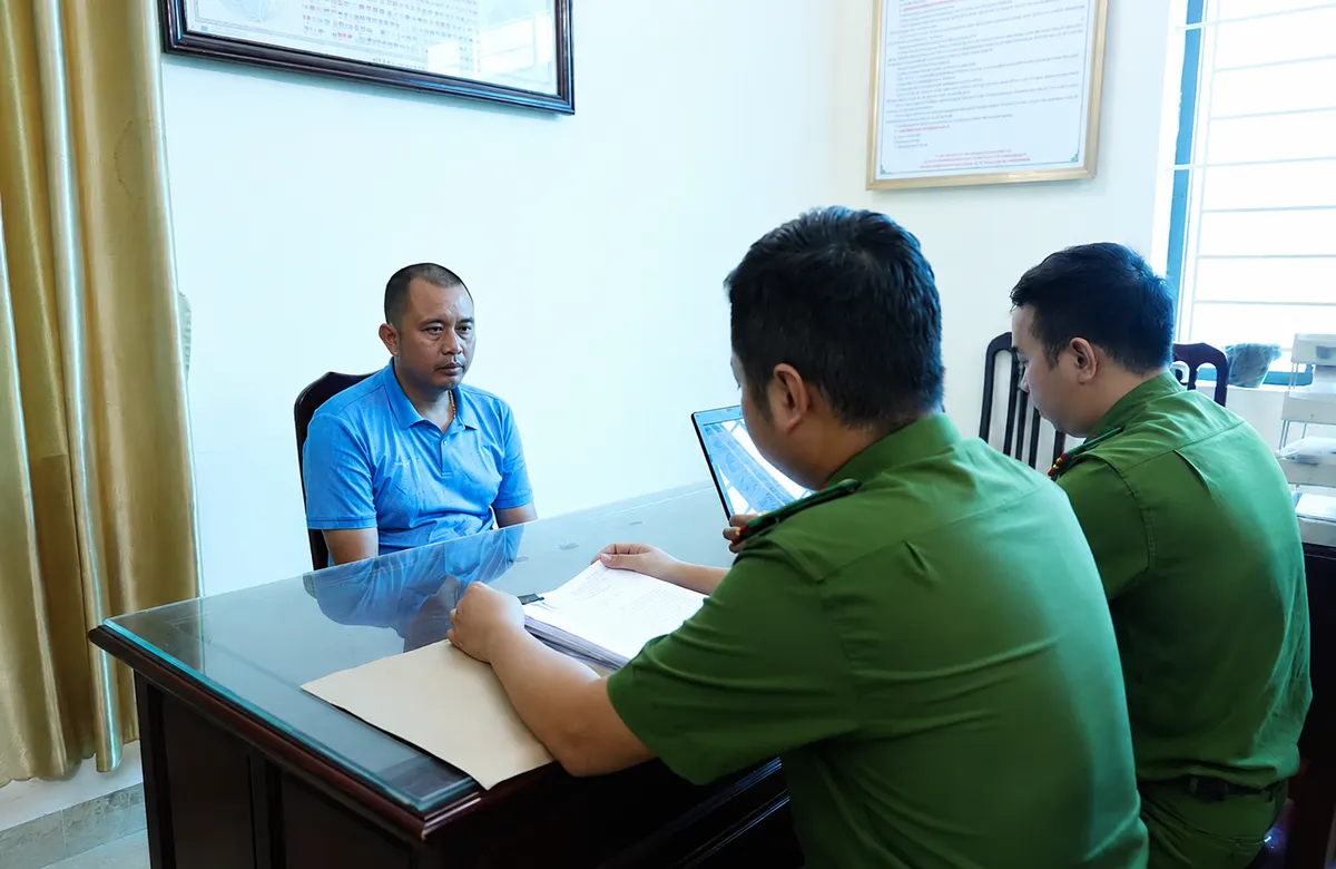 Ninh B&igrave;nh: Khởi tố 2 đối tượng đổ tr&aacute;i ph&eacute;p hơn 177 tấn chất thải ra m&ocirc;i trường- Ảnh 1.