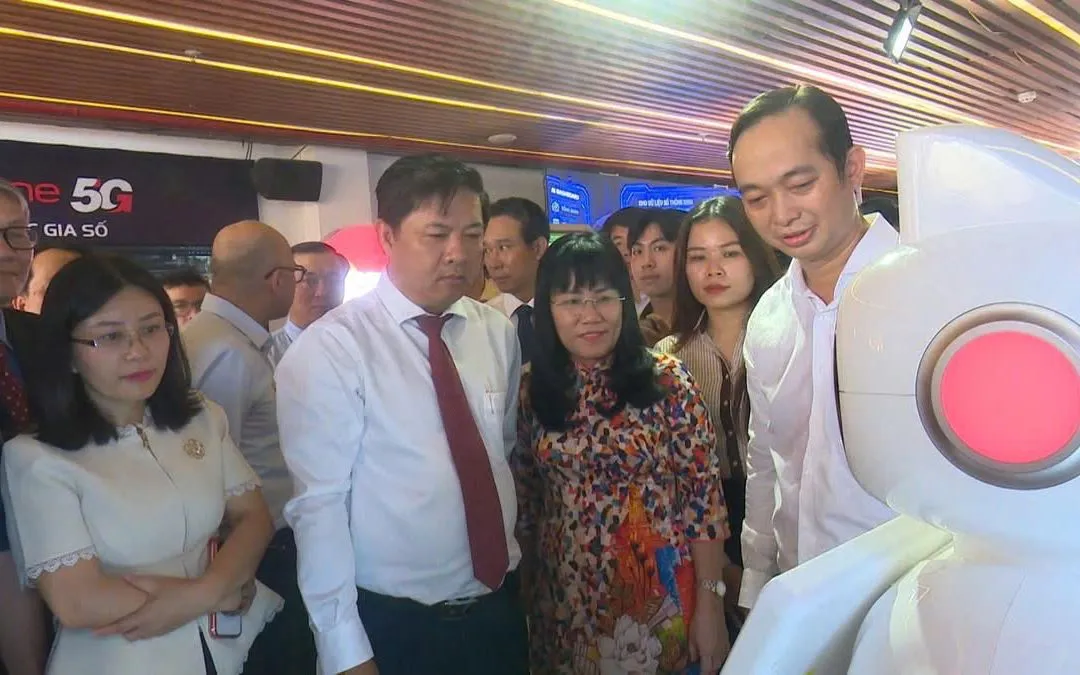 Bí thư Tỉnh ủy Đắk Lắk thăm quầy trưng bày sản phẩm của các doanh nghiệp tại Hội thảo. Ảnh: Bảo Hưng