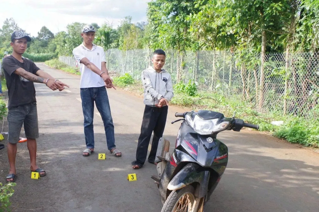 Ba đối tượng d&ugrave;ng dao chặn đường, cướp t&agrave;i sản của nh&oacute;m học sinh đi đ&aacute; b&oacute;ng ở Đắk Lắk- Ảnh 1.