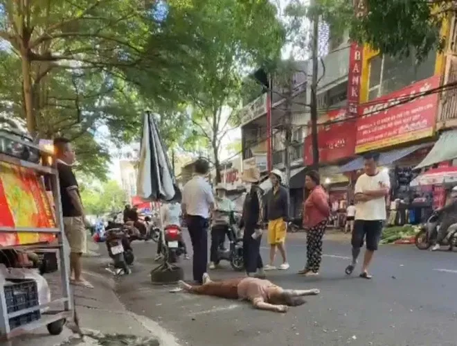 Mời người đ&agrave;n &ocirc;ng x&ocirc; ng&atilde; phụ nữ v&igrave; nhắc nhở đỗ xe l&ecirc;n l&agrave;m việc- Ảnh 1.