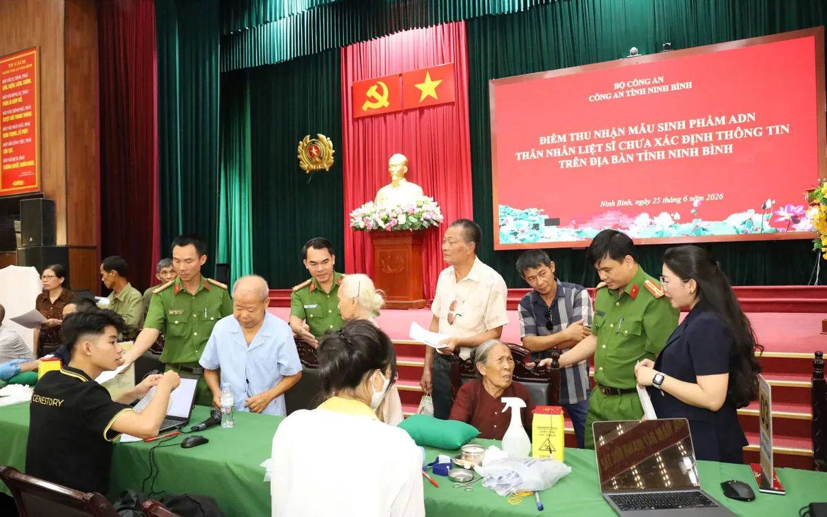 Ngay ngày đầu ra quân, Ninh Bình thu nhận hơn 1.600 mẫu ADN thân nhân liệt sĩ, mở thêm cơ hội xác định danh tính và đưa các anh trở về với quê hương. Ảnh: KC