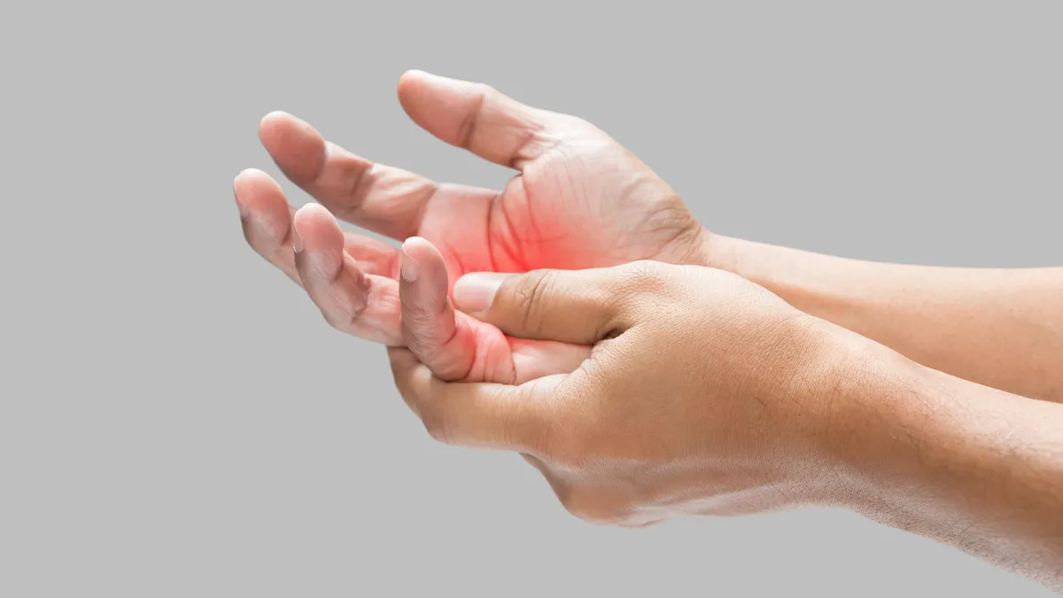 L&yacute; do thường xuy&ecirc;n bị t&ecirc; tay v&agrave;o ban đ&ecirc;m: Khi n&agrave;o l&agrave; dấu hiệu bệnh l&yacute;?- Ảnh 1.