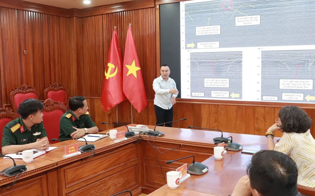 Tổ công tác Viện Thiết kế, Tổng cục Hậu cần-Kỹ thuật, Bộ Quốc phòng báo cáo sơ bộ kết quả sử dụng radar xuyên đất khảo sát các vị trí mộ tập thể - Ảnh: VGP