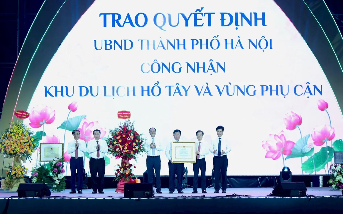 Phó Chủ tịch UBND thành phố Hà Nội Nguyễn Xuân Lưu trao quyết định UBND thành phố công nhận Khu Du lịch Hồ Tây và vùng phụ cận. Ảnh: Ngọc Tú.