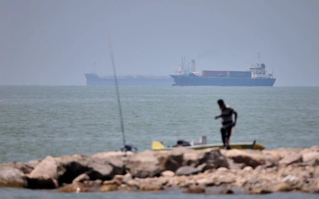 Các tàu hàng di chuyển qua eo biển Hormuz, ngoài khơi Iran, ngày 17/6/2026 (Ảnh: AP)