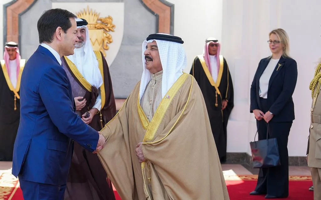 Ngoại trưởng Mỹ Marco Rubio (trái) và Quốc vương Bahrain Hamad bin Isa Al Khalifa tại Cung điện Al-Sakhir, Bahrain, ngày 25/6/2026 (Ảnh: AP)